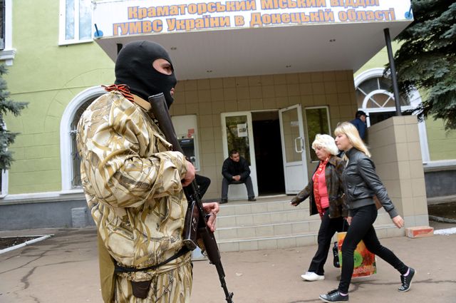 Возле здания городского отделения милиции в Краматорске. Фото: AFP