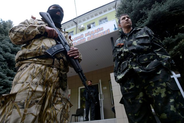 Возле здания городского отделения милиции в Краматорске. Фото: AFP