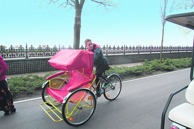 В Межигорье – велопрокат, рикша и экскурсии в Хонку по 200 гривен | Фото: Юрий Кузнецов