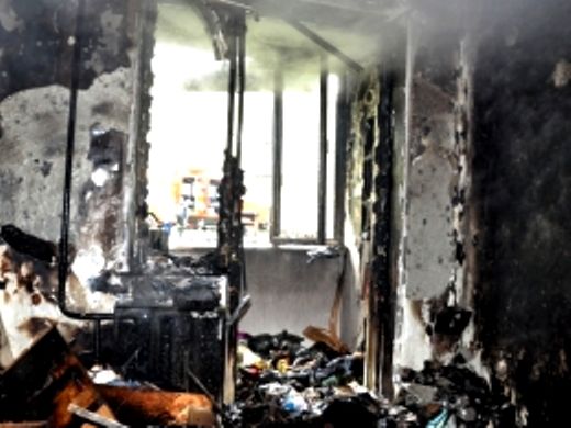 <p>У пожежі, що виникла через свічку з церкви, повністю згоріли кімната і балкон. Фото: ДСНС</p>