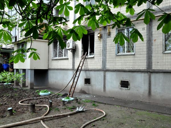 В пожаре, возникшем из-за свечи из церкви, полностью сгорели комната и балкон. Фото: ГоСЧС