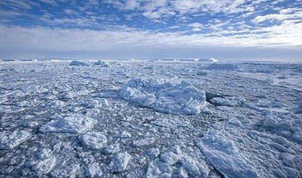 У зимовий час площа морського льоду навколо Антарктиди розростається зі швидкістю понад 64 тисячі квадратних кілометрів на день.