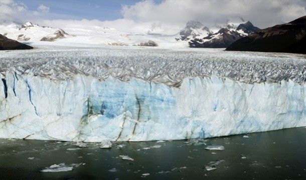 Лед Антарктиды настолько тяжелый, что деформирует Южный полюс.  По сути, его вес делает форму Землю несколько грушевидной.