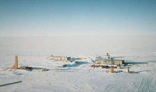 Антарктида займає перше місце в рейтингу найбільш низьких зафіксованих температур на Землі, а саме -84,5 °С. Така температура спостерігалася на російській станції Схід у 1983 році. При цій температурі сталь розсипається, а вода вибухає, перетворюючись в окремі кристали льоду. Сили Природи рідко приймають такий жорстокий характер, як в Антарктиді, тому континент вважається одним із найбільш негостинних місць на землі.