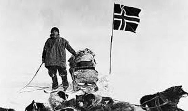 Першими людьми, які досягли Південного полюса, були учасники норвезької експедиції на чолі з Руалем Амундсеном 14 грудня 1911 р. Через місяць британська експедиція Роберта Скотта також досягла 90 градусів південної широти, але всі її члени трагічно загинули на шляху назад.