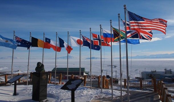 З метою формування юридичних рамок для діяльності націй на континенті був укладений Договір про Антарктику, який як не заперечує, так і не підтверджує територіальних претензій. Документ передбачає демілітаризацію району Антарктиди.
