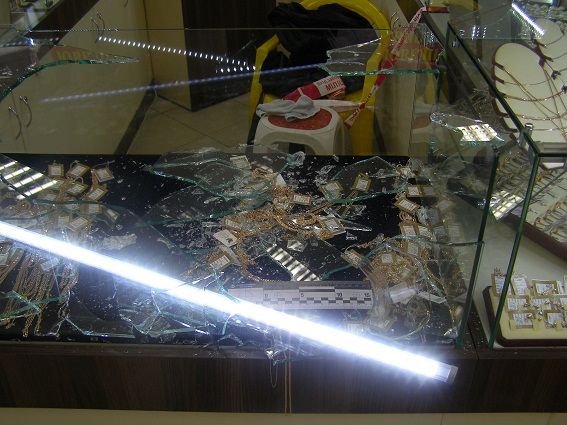 Разбойник разбил витрину молотком и унес украшения. Фото: пресс-служба МВД