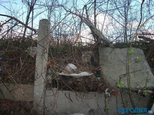 <p>Сміття на Берковецькому та Лісовому кладовищах. Фото: Ірина Гінжул, "Сегодня"</p>