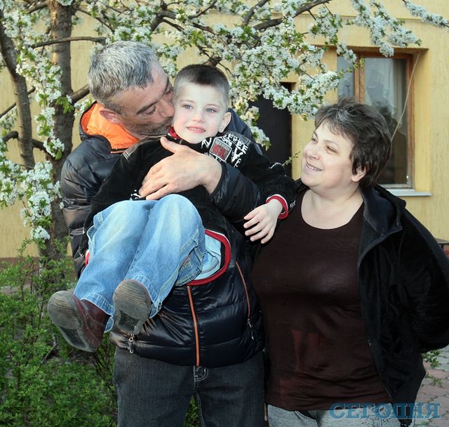 Первая патронатная семья. Супруги усыновили Владика, которого взяли по патронату | Фото: Юрий Кузнецов
