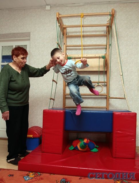 Граються. Бабуся – незамінний помічник | Фото: Юрій Кузнєцов