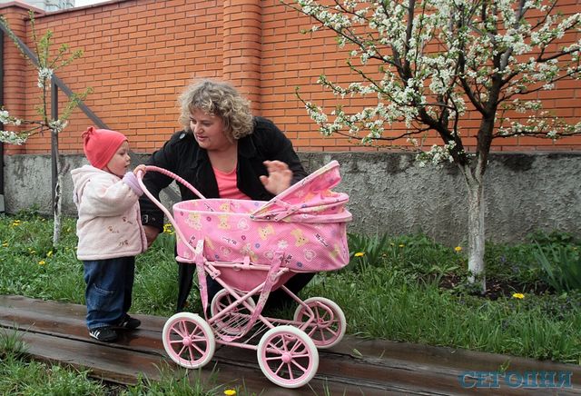 Прогулянка. Сільвія жила в колясці, тепер не розлучається з іграшковою | Фото: Юрій Кузнєцов