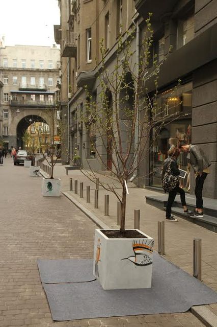 В Киеве художники превращают боксы для деревьев на арт-объекты Фото: life.pravda.com.ua