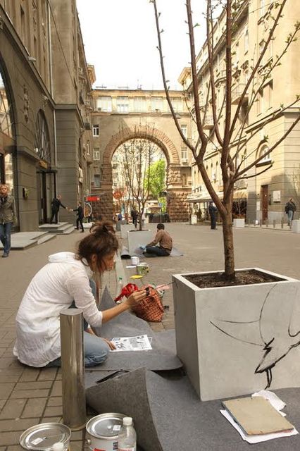В Киеве художники превращают боксы для деревьев на арт-объекты Фото: life.pravda.com.ua
