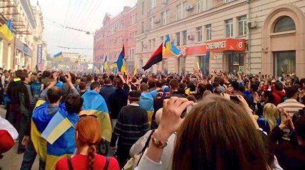 Фаны "Металлиста" и "Днепра" вышли на митинг за единство Украины. Фото: zn.ua