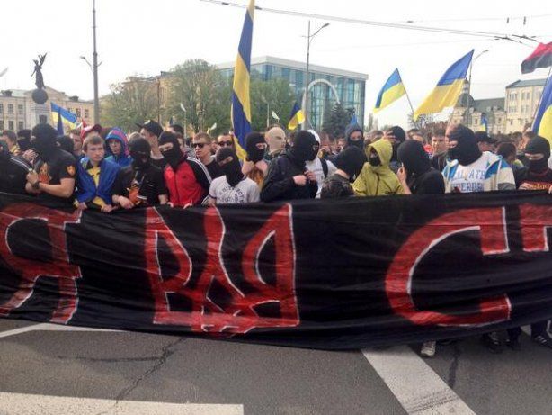 Фаны "Металлиста" и "Днепра" вышли на митинг за единство Украины. Фото: zn.ua