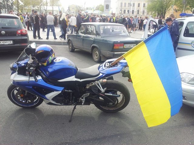 <p>Марш за єдину України у Харкові починався мирно Фото: facebook.com/kristina.berdinskikh</p>