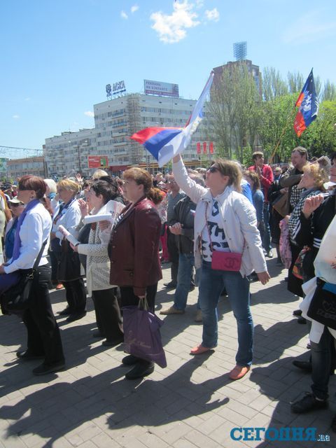 <p>У Донецьку мітингували на площі Леніна і захопили обласний телерадіоканал. Фото: А.Худотеплий</p>