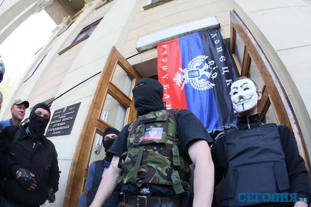 <p>У Донецьку мітингували на площі Леніна і захопили обласний телерадіоканал. Фото: А.Худотеплий</p>