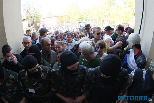 В Донецке митинговали на площади Ленина и захватили областной телерадиоканал. Фото: А.Худотеплый
