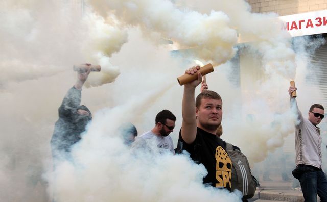 <p>У Харкові на марш "за єдність" напали люди з георгіївськими стрічками, фото AFP</p>