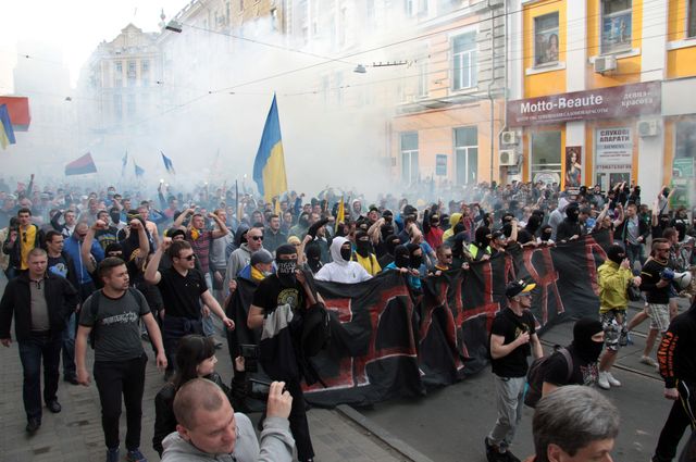 В Харькове на марш "за единство" напали люди с георгиевскими ленточками, фото AFP