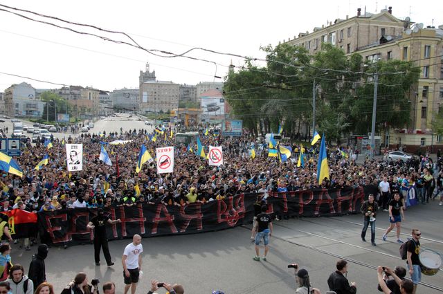 В Харькове на марш "за единство" напали люди с георгиевскими ленточками, фото AFP