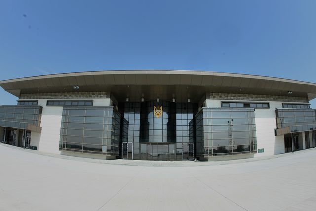 Зал официальных делегаций. Так строящийся терминальный комплекс выглядит снаружи... | Фото: Александр Яремчук