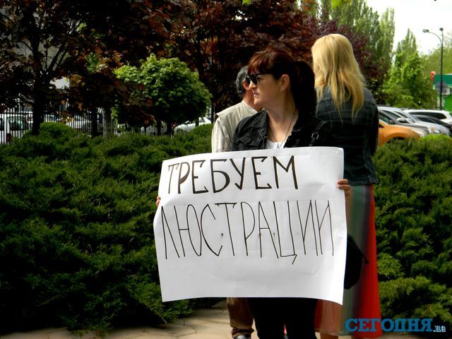 Возле здания областного апелляционного суда прошел митинг. Фото: Е. Фомина