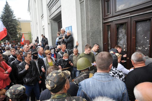 В Луганске захватили ОГА. Фото: AFP