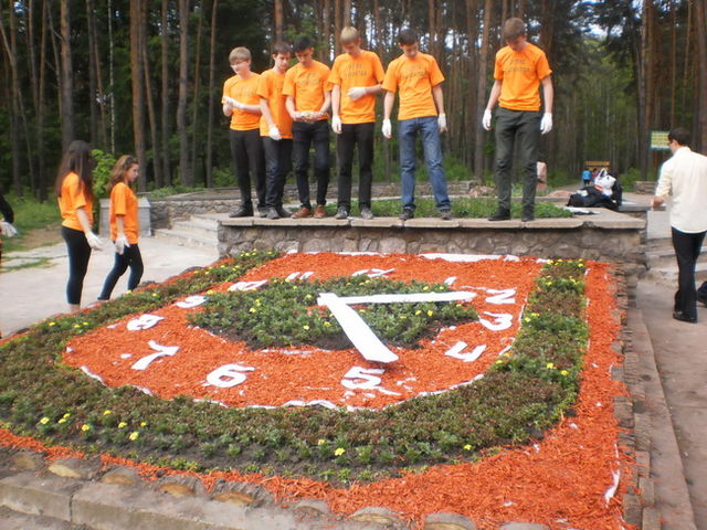 <p>Школярі та комунальники створили квітковий годинник. Фото: прес-служба Святошинської РДА</p>