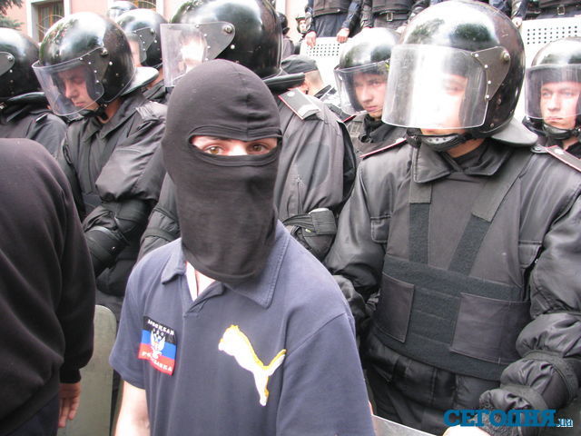 <p>У Донецьку захопили обласну прокуратуру. Фото: Д.Жданова, "Сегодня"</p>
