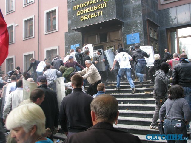 В Донецке захватили областную прокуратуру. Фото: Д.Жданова, "Сегодня"