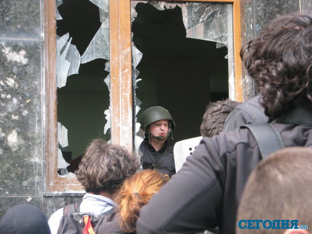 <p>У Донецьку захопили обласну прокуратуру. Фото: Д.Жданова, "Сегодня"</p>