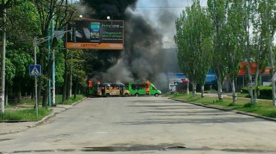 На пустых улицах горит общественный транспорт. Фото: Kramatorsk.INFO