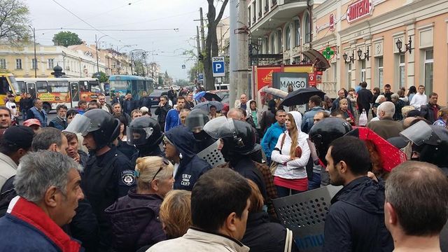 В Одессе штурмуют здание милиции. Фото: Facebook