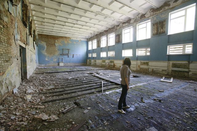 Училище в Грезле. Здание уцелело, кое-где сохранились даже стекла. | Фото: Сергей Николаев