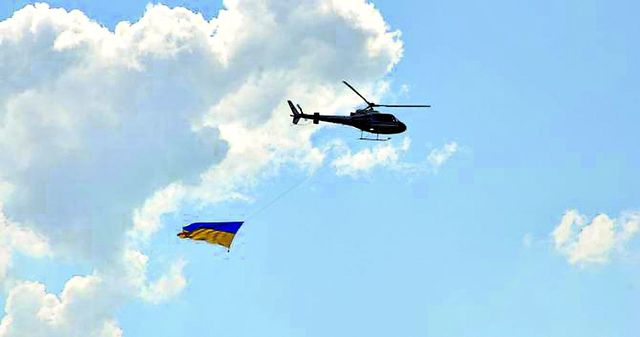 Началось мероприятие с концерта и с того, что над головами пролетел вертолет с национальным флагом. Фото: 34.ua