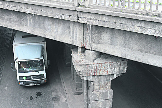 Водители боятся, что куски бетона рухнут прямо на машины | Фото: Григорий Салай