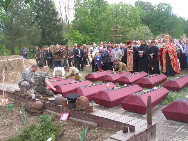 75 бойцов спустя десятилетия похоронили с почестями. Фото: УПФ 
