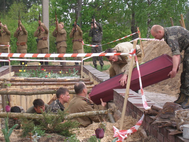75 бойцов спустя десятилетия похоронили с почестями. Фото: УПФ 