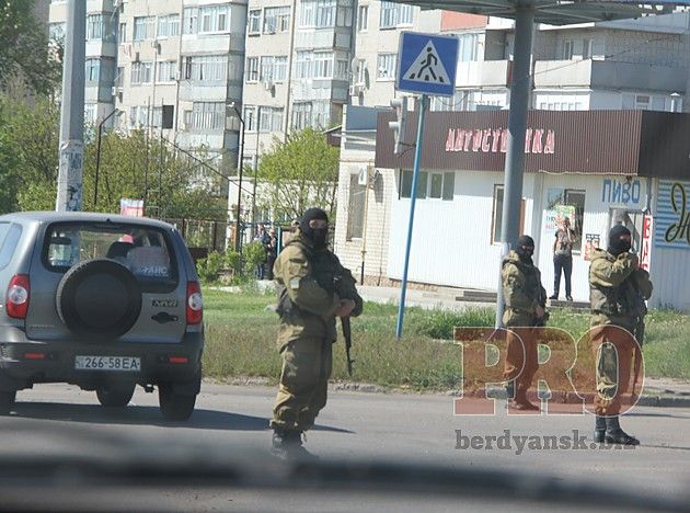 <p>Колона військової техніки входить до Бердянська. Фото: pro.berdyansk.biz</p>