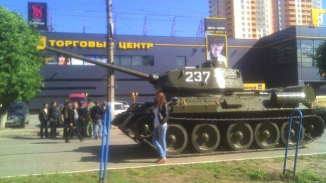 В Луганске пригнали танк под СБУ. Фото: cxid.info