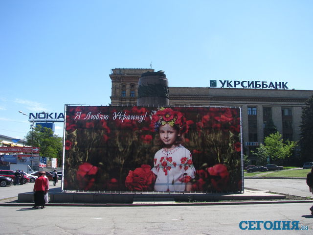 Леніна замінили дівчинкою. Фото: А. Нікітін