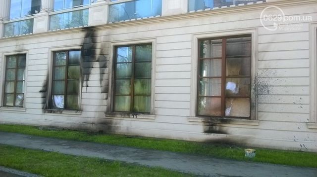 Последствия пожара в ГУВД и мэрии г. Мариуполь. Фото: 0629.com.ua