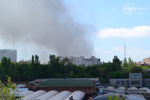 В Мариуполе горит горсовет. Фото: 0629.com.ua