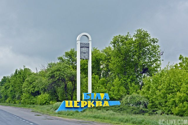 Украинцы раскрашивают стелы на въездах в города. Фото: Вконтакте