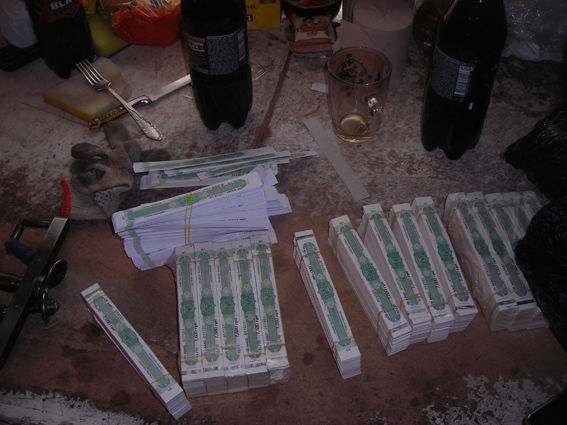 В Днепропетровске торговали поддельной водкой. Фото: облУВД