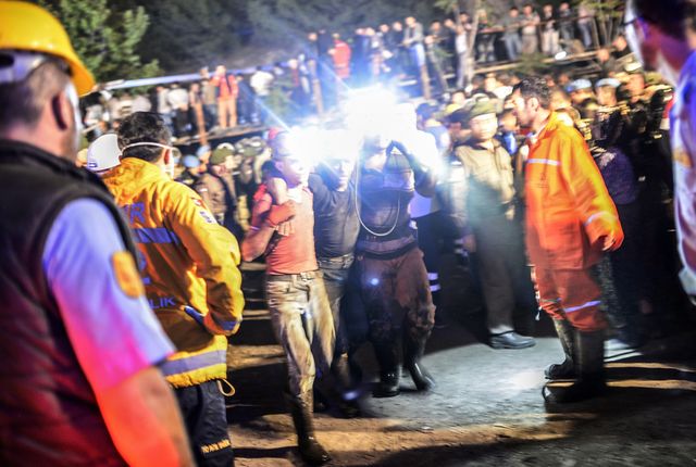 <p>У момент вибуху в шахті перебувало близько 580 гірників, фото AFP</p>