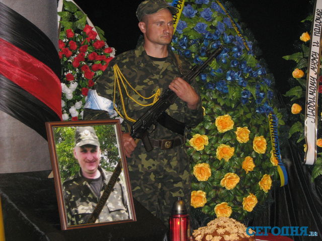 У Дніпропетровську попрощалися із загиблим бійцем. Фото: А. Нікітін