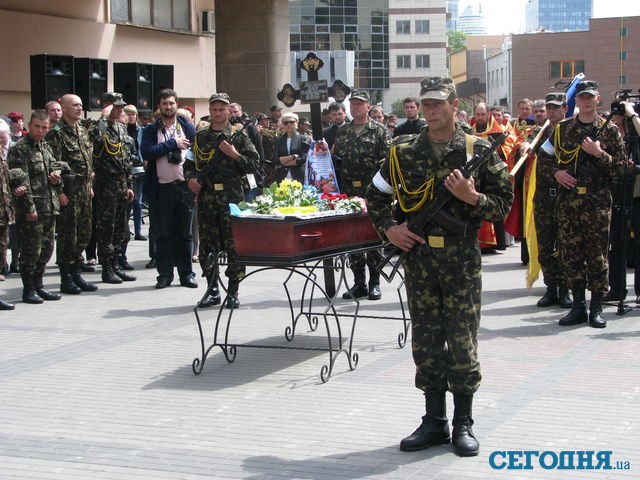 В Днепропетровске простились с погибшим бойцом. Фото: А. Никитин